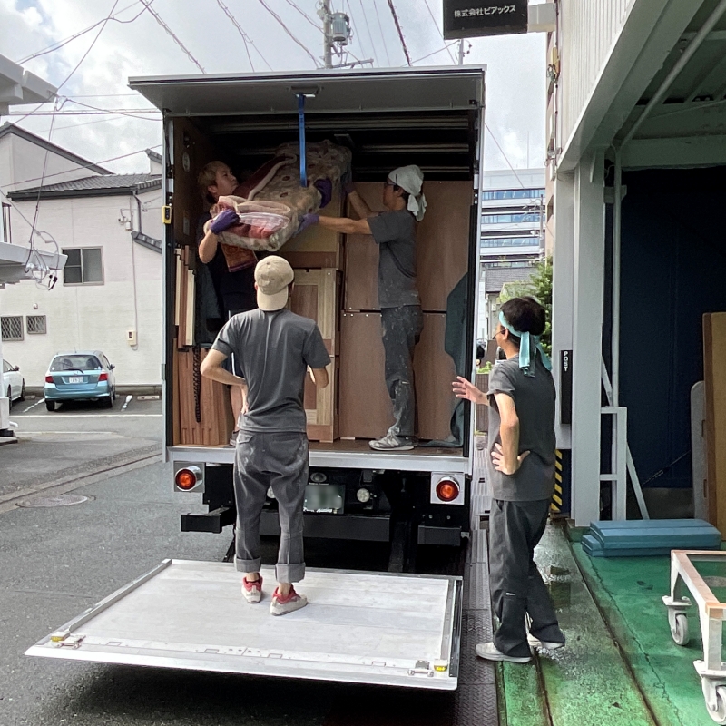 2t車から荷降ろしの様子